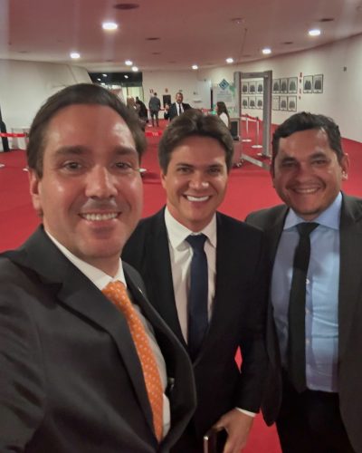 Eduardo Bismarck (PDT), prefeito de Baturité, Herberlh Mota (Republicanos), e suplente de deputado estadual Audic Mota (MDB). Foto: Divulgação