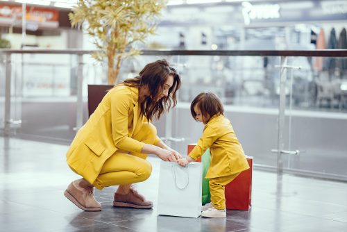 Criança em shopping com a mãe. Foto: Freepik