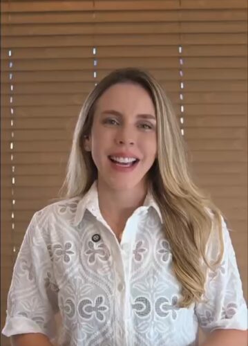 Jade afirma que está se juntando a um time forte para colaborar com outras lideranças políticas do estado do Ceará, citando especificamente o deputado Moses Rodrigues, Fernanda Pessoa, AJ e Zezinho Albuquerque.